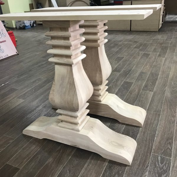 Patas de roble estilo monástico