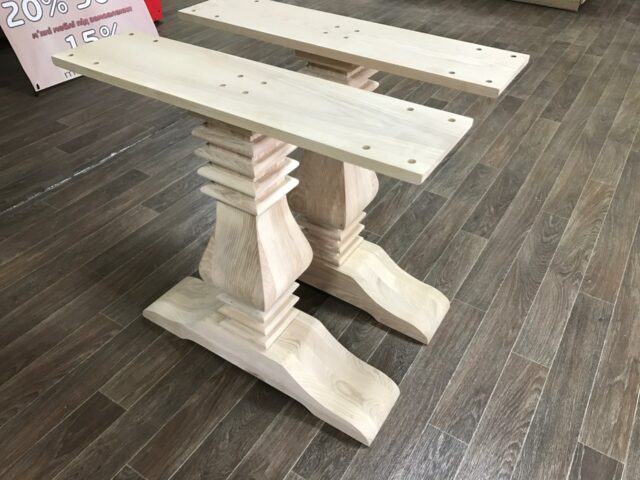 Mesa de patas de madera